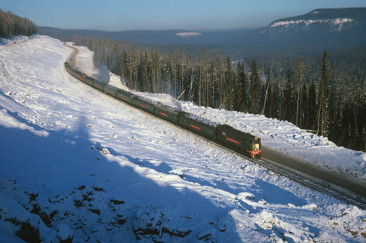 El primer tren en el tramo ferroviario Ust-Kut - Tayura, cerca del asentamiento de Zvezdni, ferrocarril Baikal-Amur.