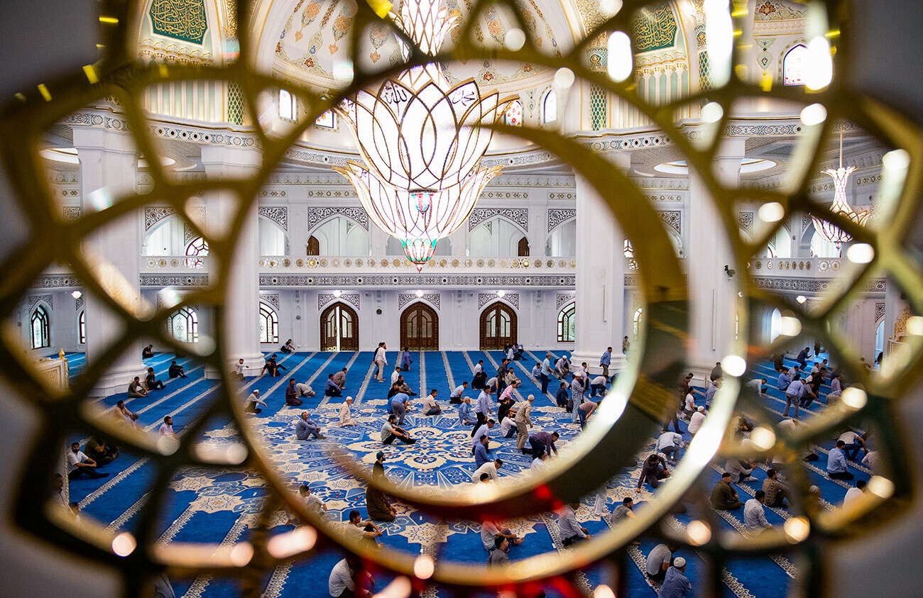 Artesãos do Uzbequistão e da Turquia pintaram à mão as paredes e a cúpula em ouro.