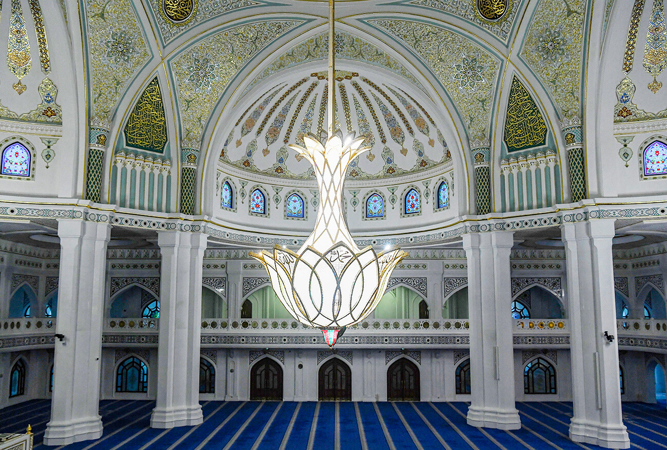 Interior de la mezquita Orgullo de los musulmanes, en Shalí. 