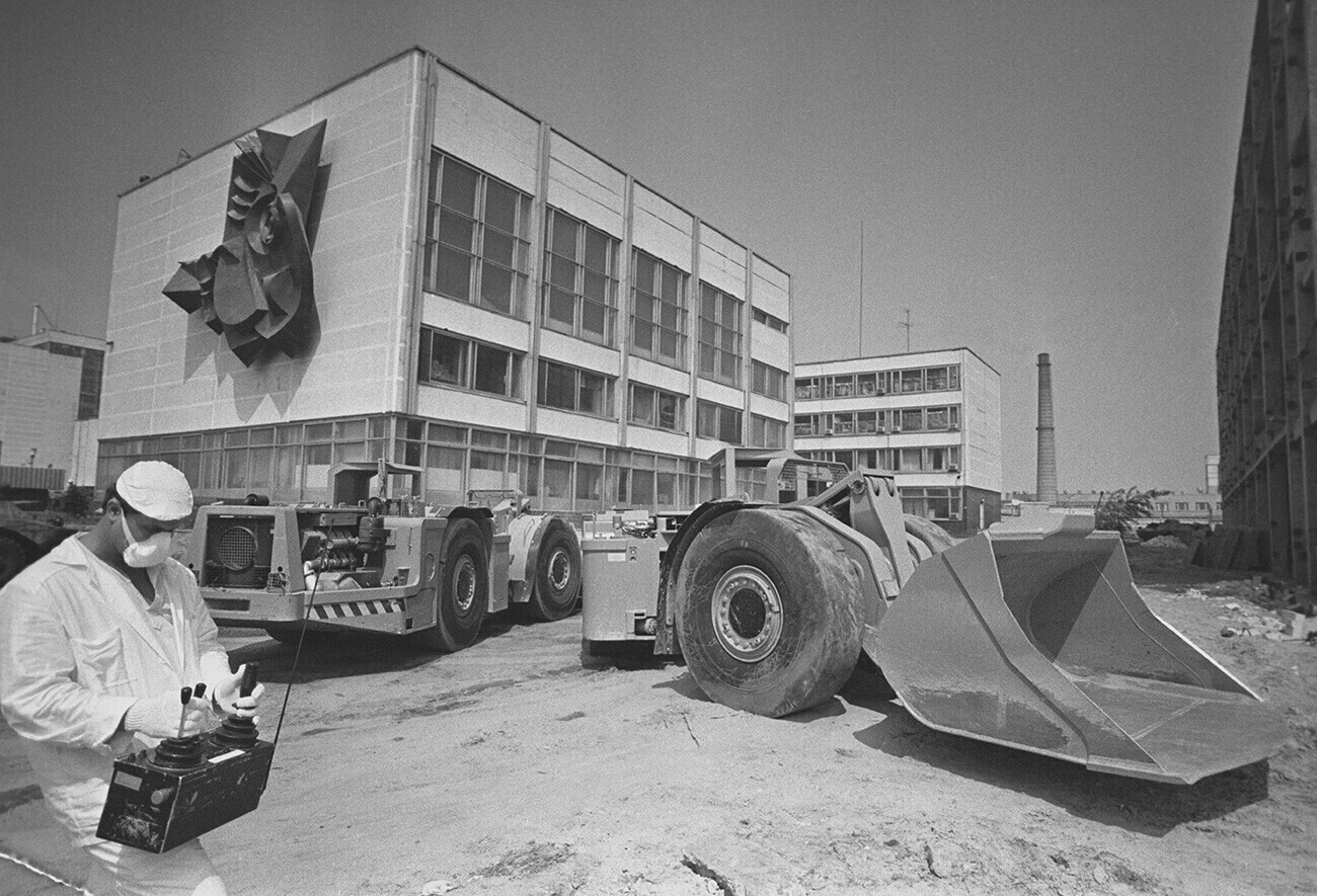 Máquinas finlandesas teledirigidas em operação em Chernobyl.