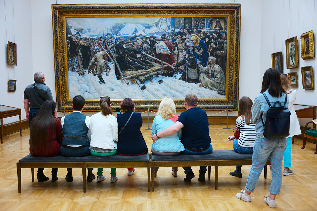 Turistas na Galeria Tretiakov.

