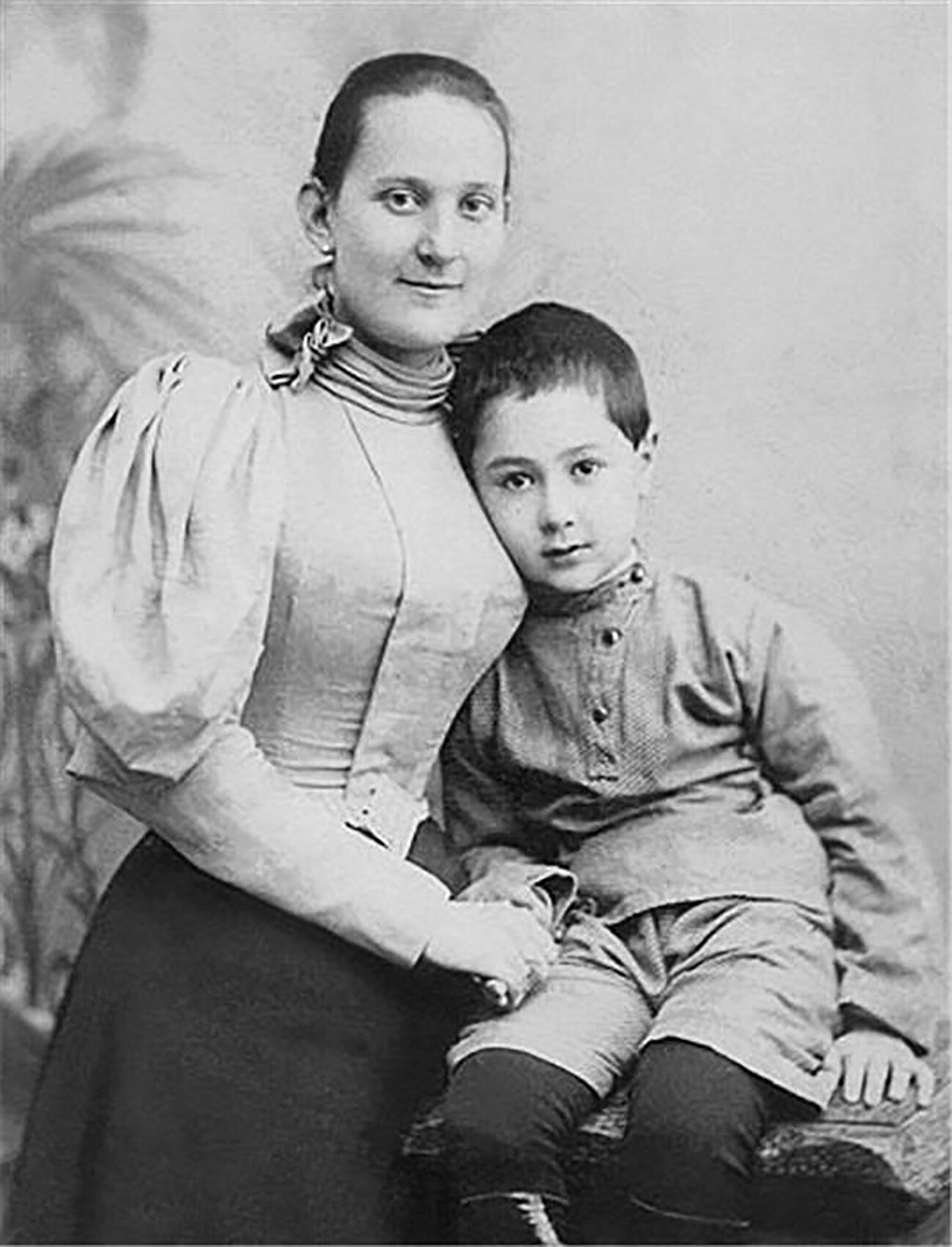 Foto de Dmítri Tiomkin com sua mãe.