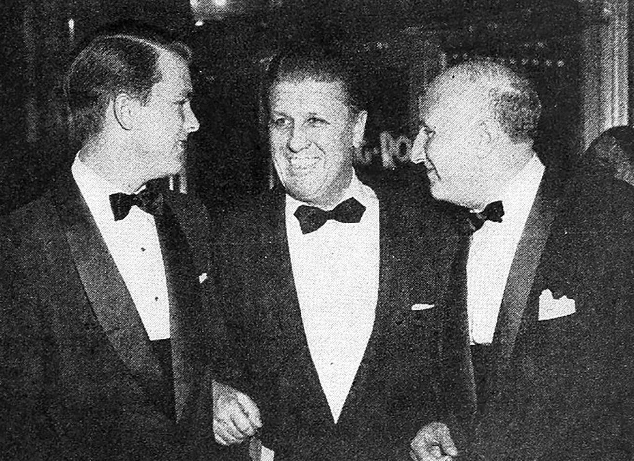 Foto de George Stevens (centro) com seu filho, George Stevens Jr. (à esquerda) e Dmítri Tiomkin na estreia do filme “O Gigante”. Stevens dirigiu o filme e Tiomkin compôs a trilha sonora.