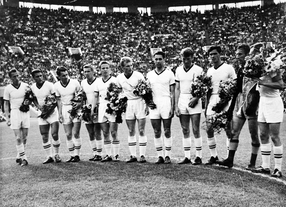Final da Copa da URSS. Encontro das equipes “Známia Trudá” de Orekhovo-Zuevo e “Shakhtar” de Donetsk. Estádio Lujniki, em Moscou, 1962.