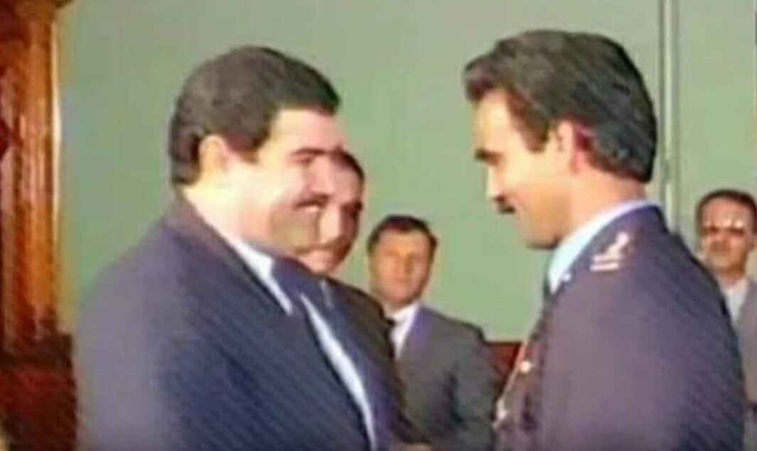 Abdul Ahad Mohmand sendo recebido pelo presidente Mohammad Najibullah



