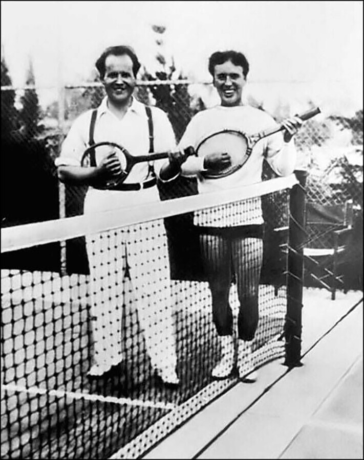 Sergueï Eisenstein et Charlie Chaplin sur un court de tennis.