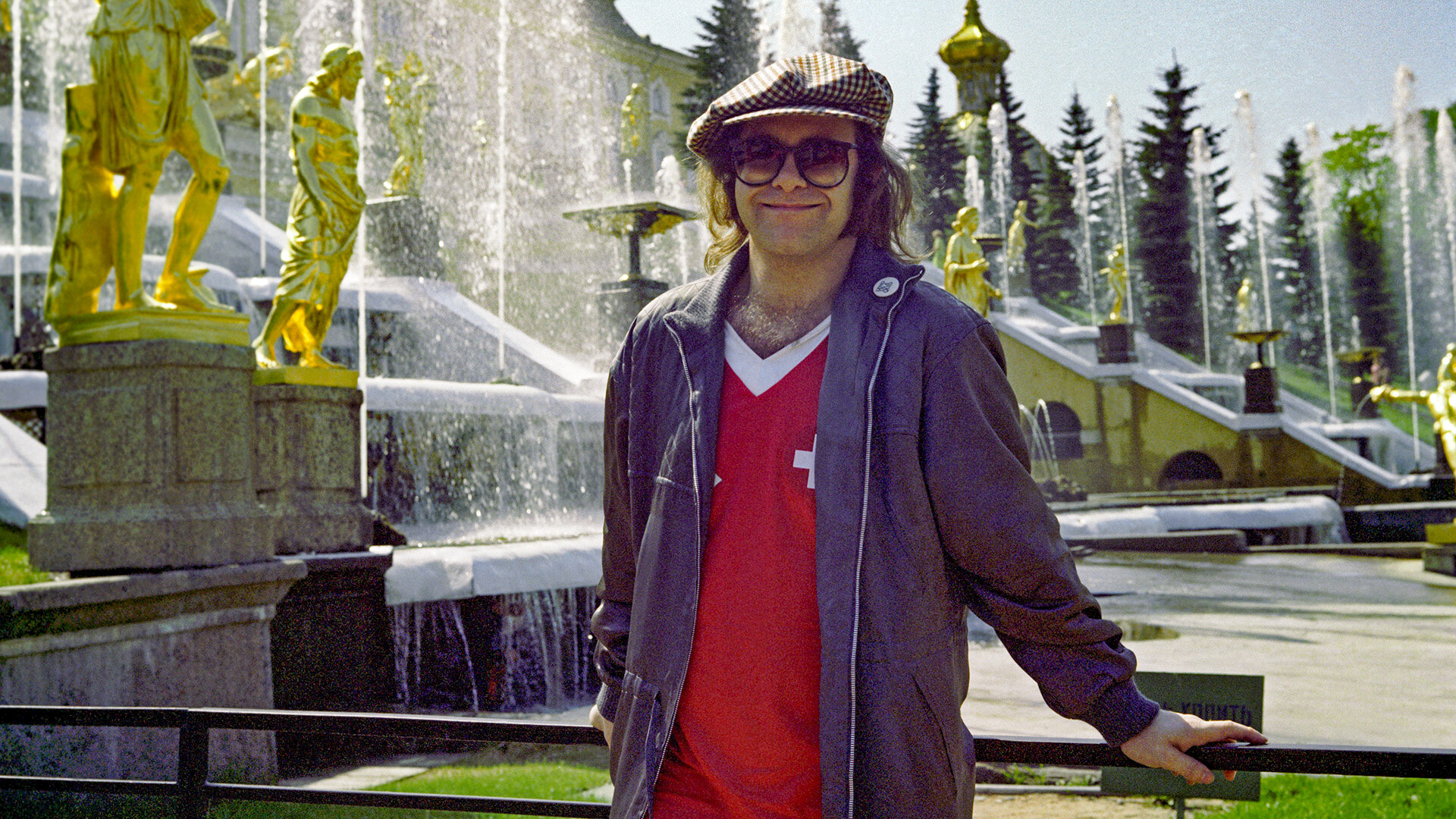Elton John in Peterhof.