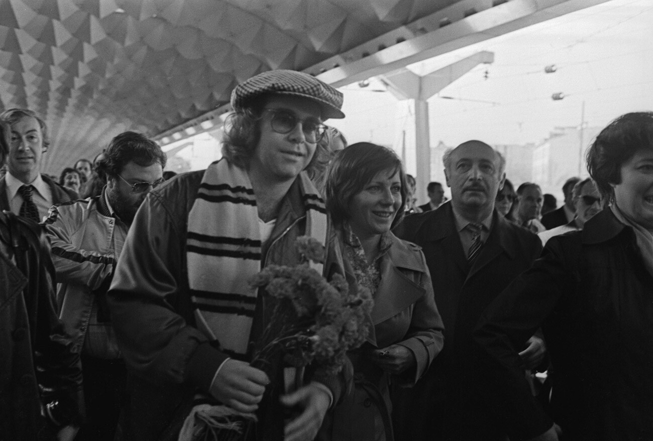 Leningrad. May 21, 1979. English singer Elton John at the Moscovsky railway station.