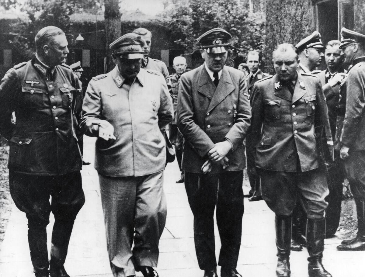 Hitler avec Wilhelm Keitel, Hermann Göring et Martin Bormann