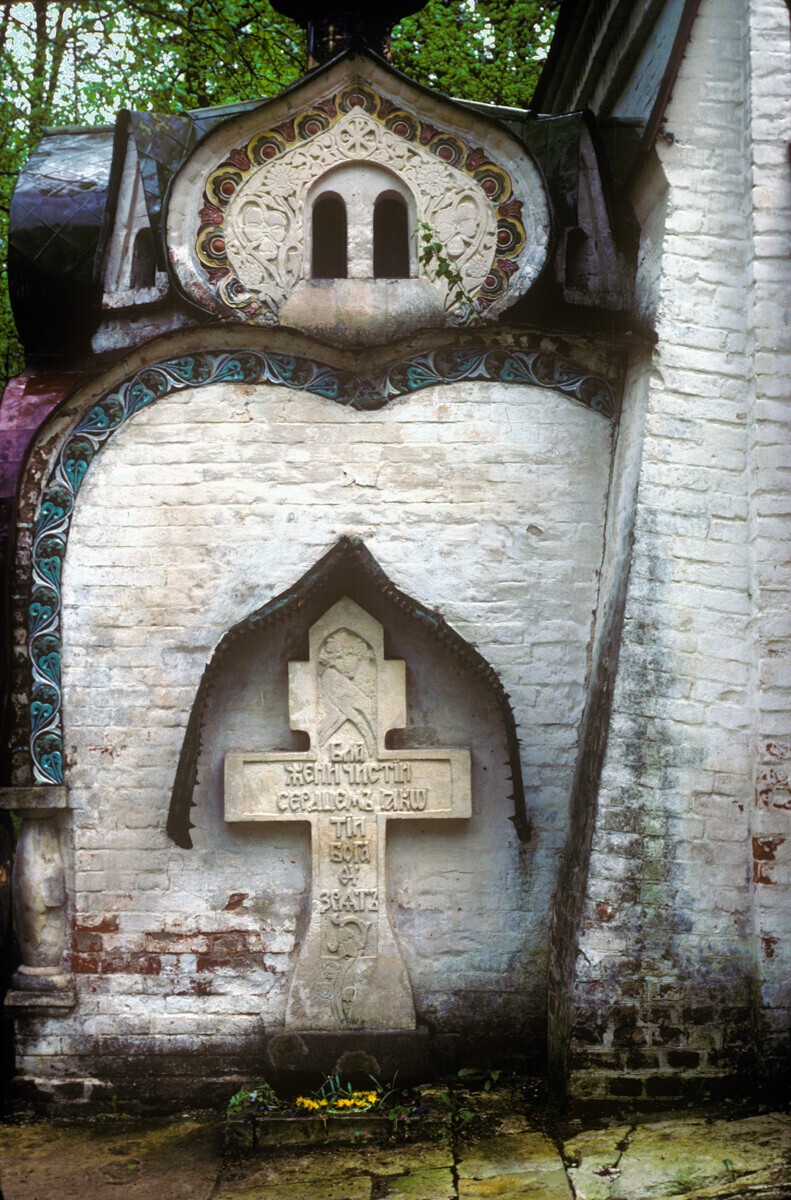 Domaine d’Abramtsevo, église de l’icône miraculeuse du Sauveur, angle nord avec la chapelle funéraire des Mamontov