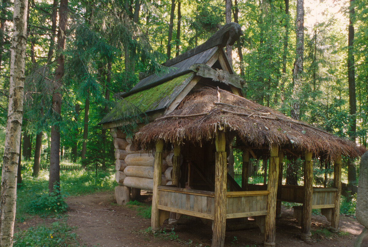 « Hutte sur des pattes de poule » dans le parc du domaine d’Abramtsevo