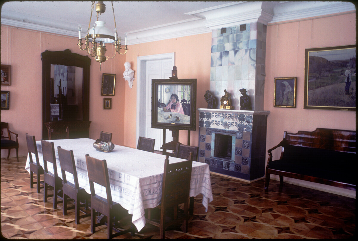 Résidence d’Abramtsevo, salle à manger avec un poêle en faïence. À sa gauche, copie du portrait de Vera Mamontova par Valentin Serov