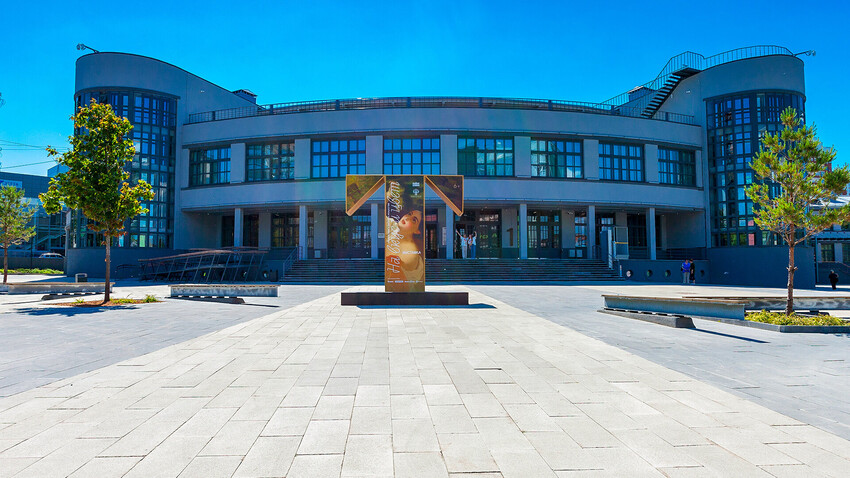 トレチャコフ美術館の分館は、ソ連時代の調理工場の建物内に開館