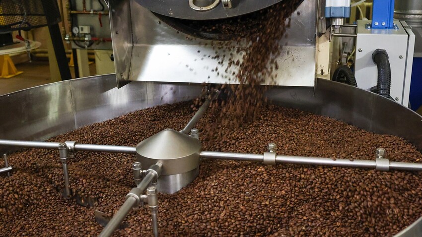 Grãos de café arábica provenientes do Brasil são resfriados após processo de torra na fábrica da GC Shokoladnitsa.