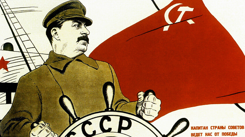 Poster soviético de propaganda en el que se muestra a un amado Stalin y sus acólitos. "El capitán de la URSS nos lleva de una victoria a otra".