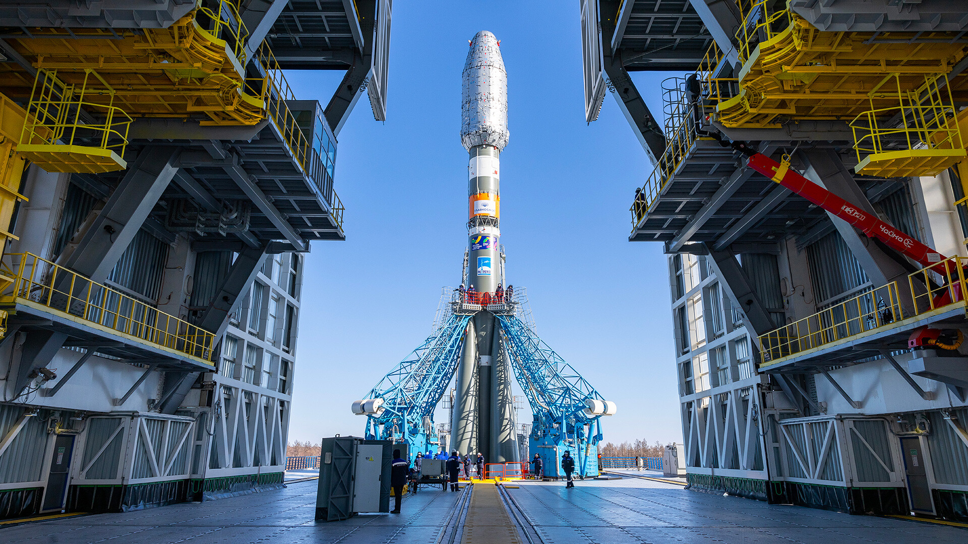 Foguete transportador Soyuz-2.1b sendo instalado na base de lançamento do Cosmódromo de Vostochny.
