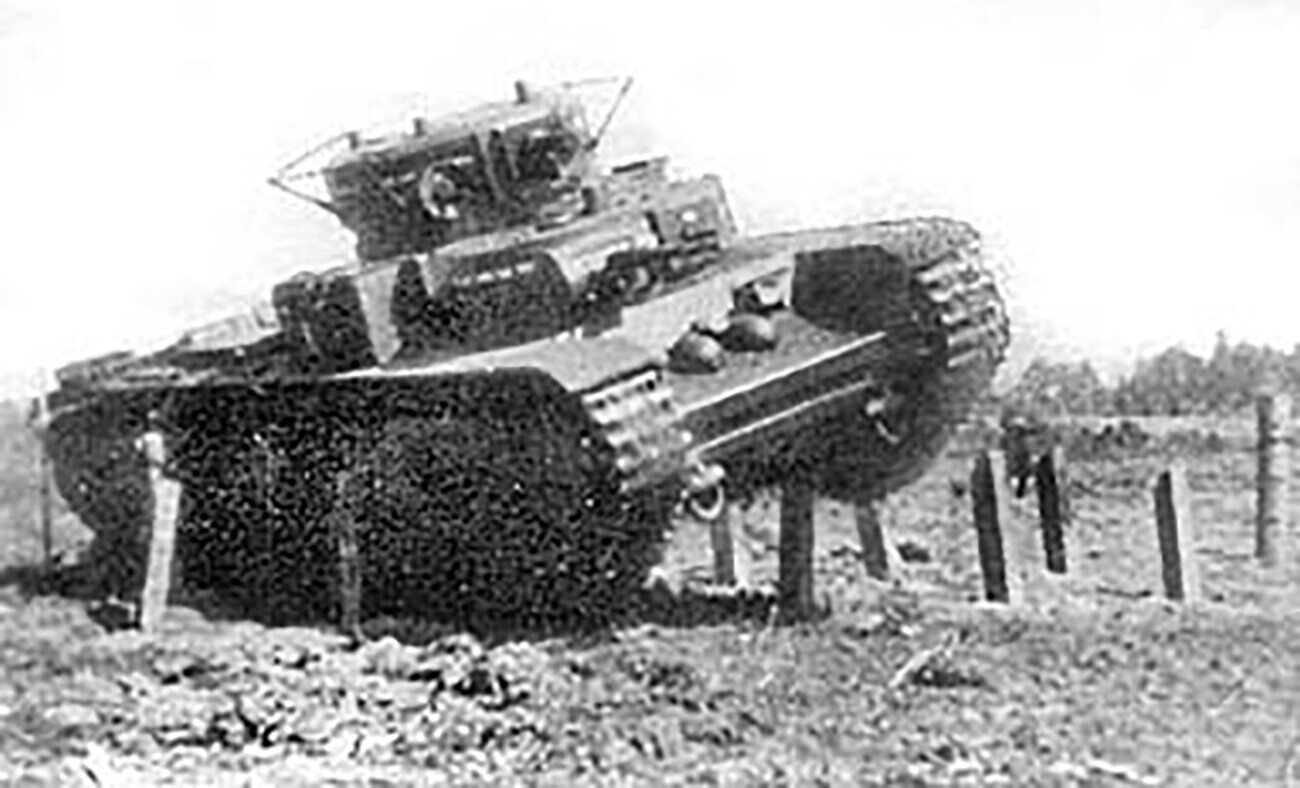 T-35 superando obstáculos durante manobras militares.