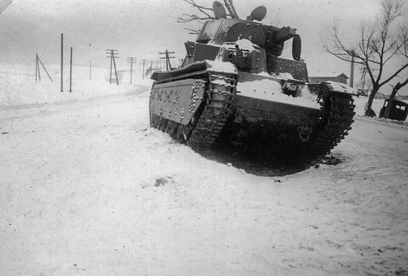 Tanque soviético T-35 abandonado na rodovia Zolotchiv-Ternopil.