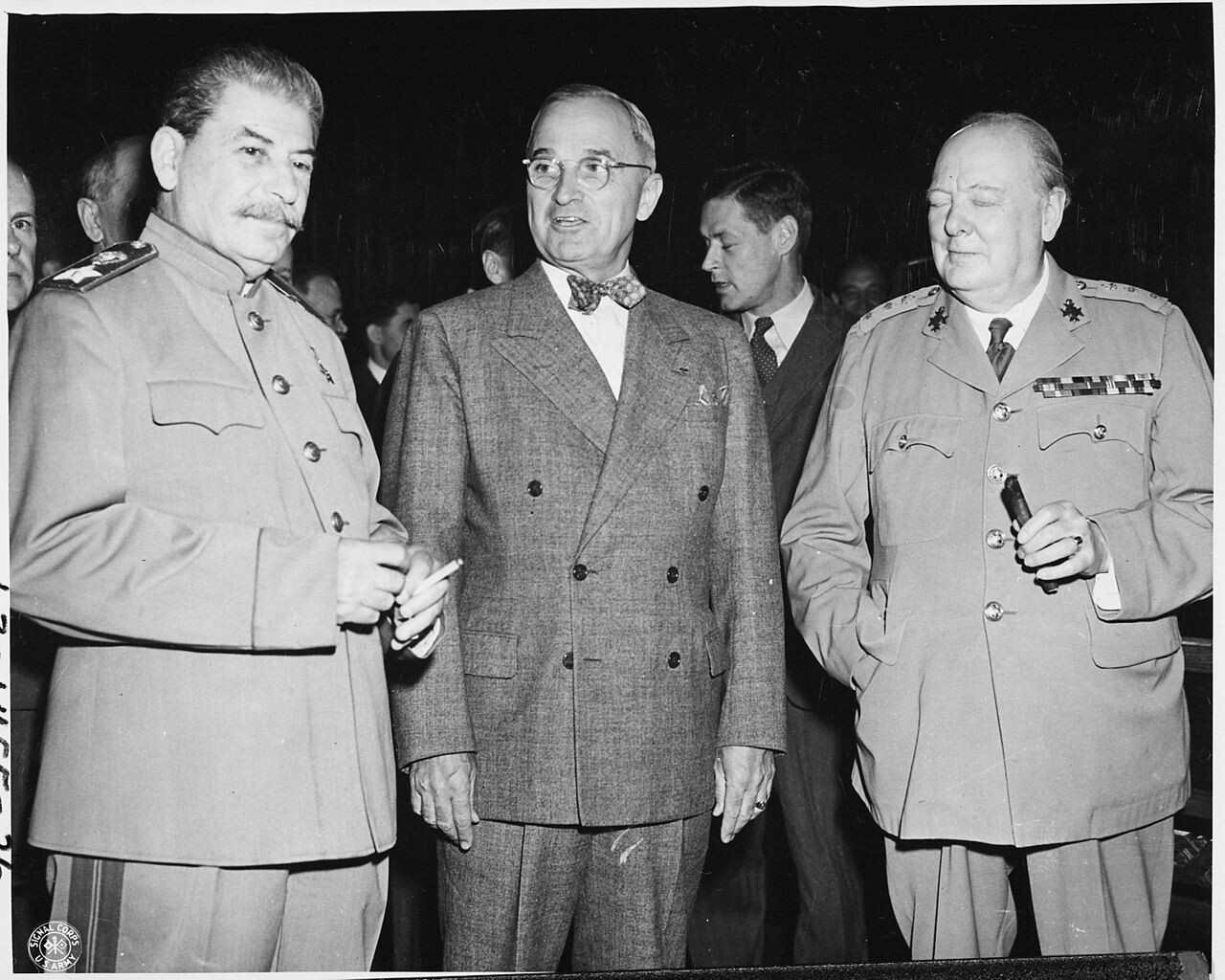 Harry S. Truman (en el centro) junto a Iósif Stalin y Winston Churchill.