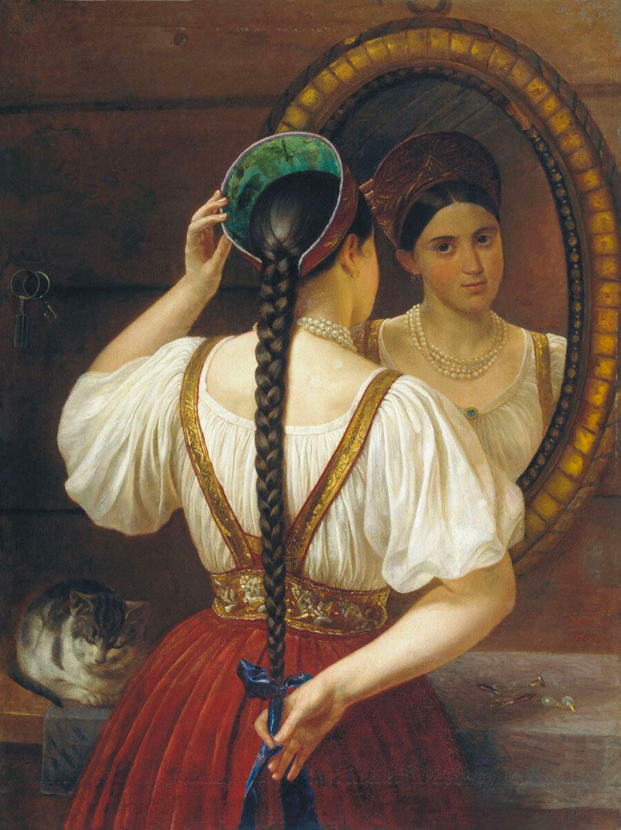 “Menina diante do Espelho”, de Filipp Budkin, 1848. Pode-se ver que, por ter uma única trança e um cocar aberto na cabeça, esta jovem ainda não é casada. Mas, como uma fita em sua trança e seu vestido vermelho sugerem, ela está pronta para o noivado