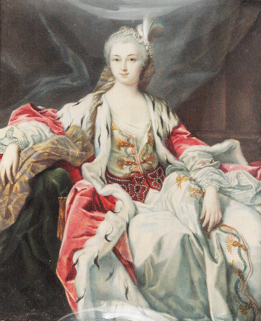 Imperatriz russa Isabel Petrovna, 1742, de artista desconhecida. Isabel Petrovna também está usando um penteado simples decorado com pérolas e uma pena