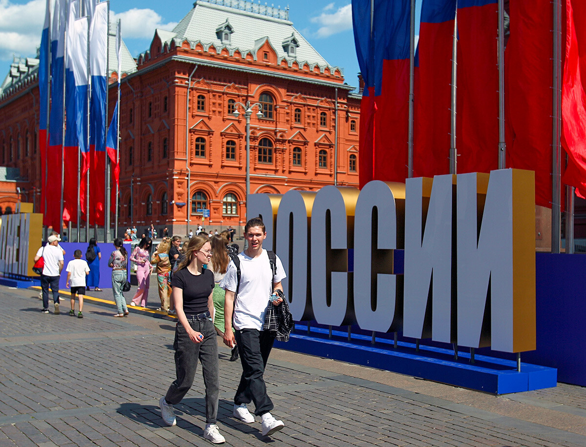 Instalación del Día de Rusia junto a la catedral de San Basilio en Moscú.