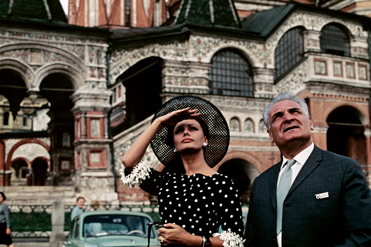 La actriz italiana Sophia Loren con el artista soviético Sergó Alexándrovich Zakariadze en la Plaza Roja. 