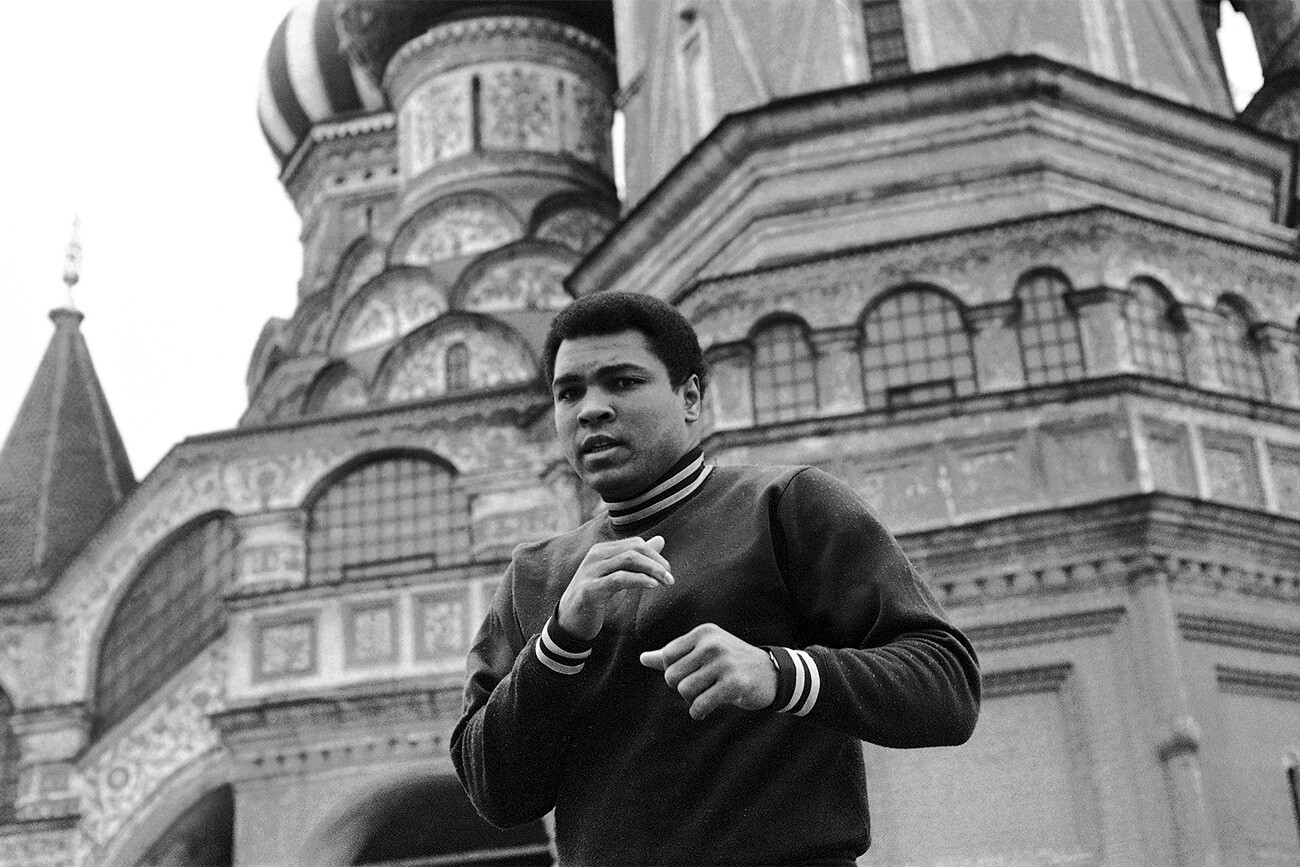Muhammad Ali corre ante la catedral de San Basilio.