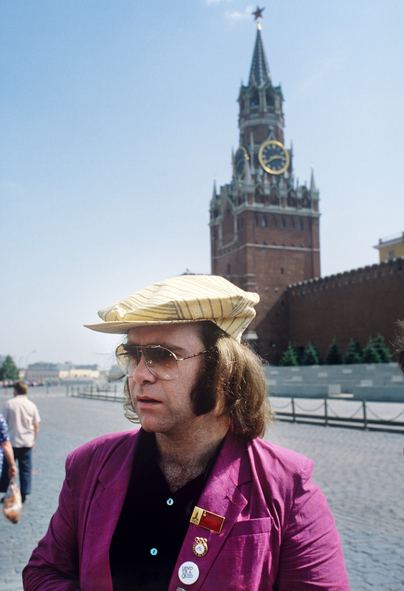 Elton John en la Plaza Roja durante su gira por la URSS.