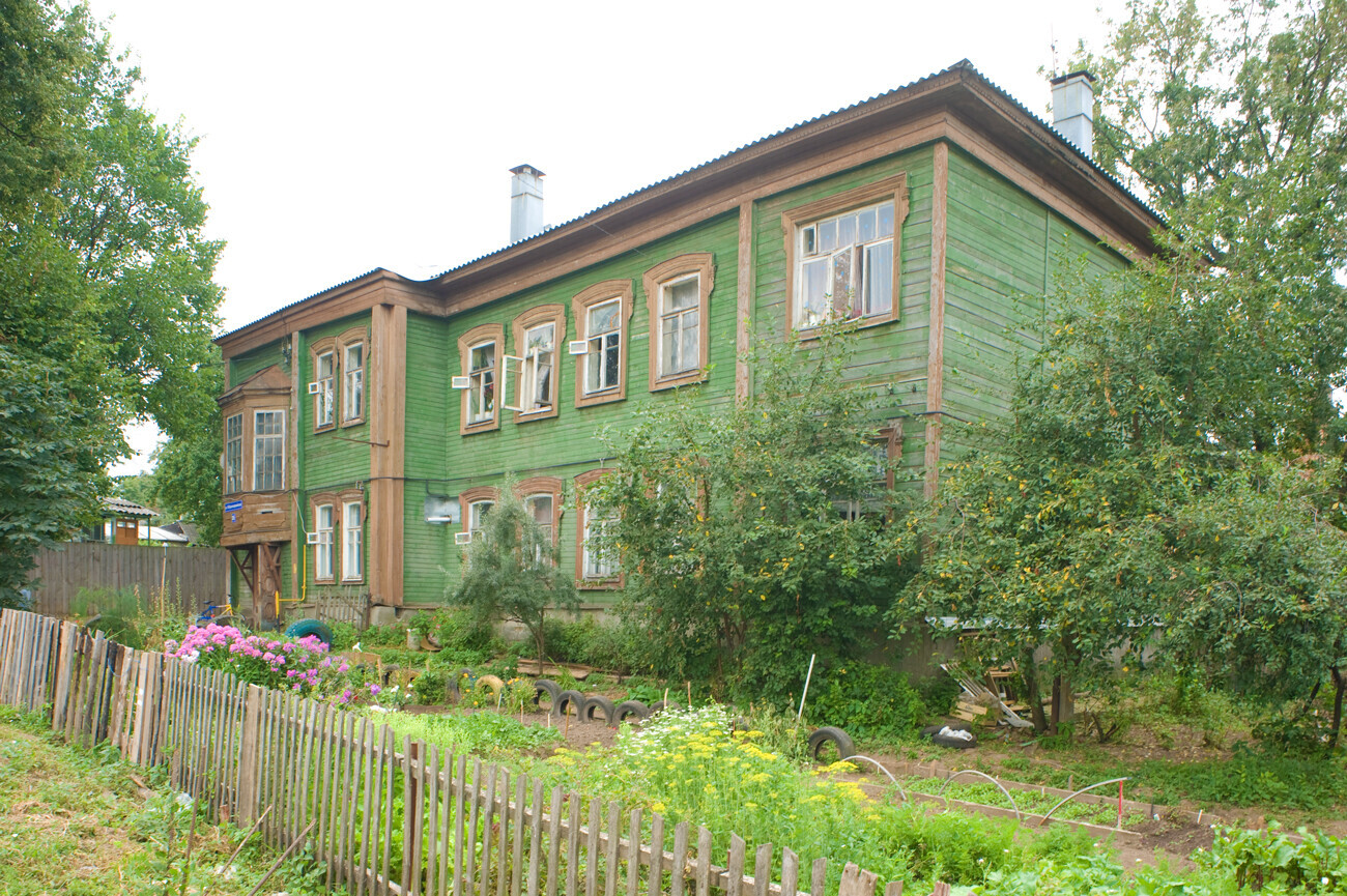 Maison d’habitation en bois du début du XXe siècle située au 26 de la rue de l’Armée rouge. Photographie prise par William Brumfield le 4 août 2012. 