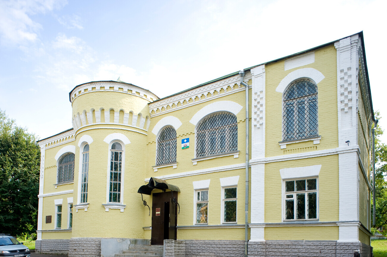 École municipale située au 46 de la rue des Soviets. Bâtiment construit en 1911 dans le style néo-romantique. Photographie prise le 4 août 2012.