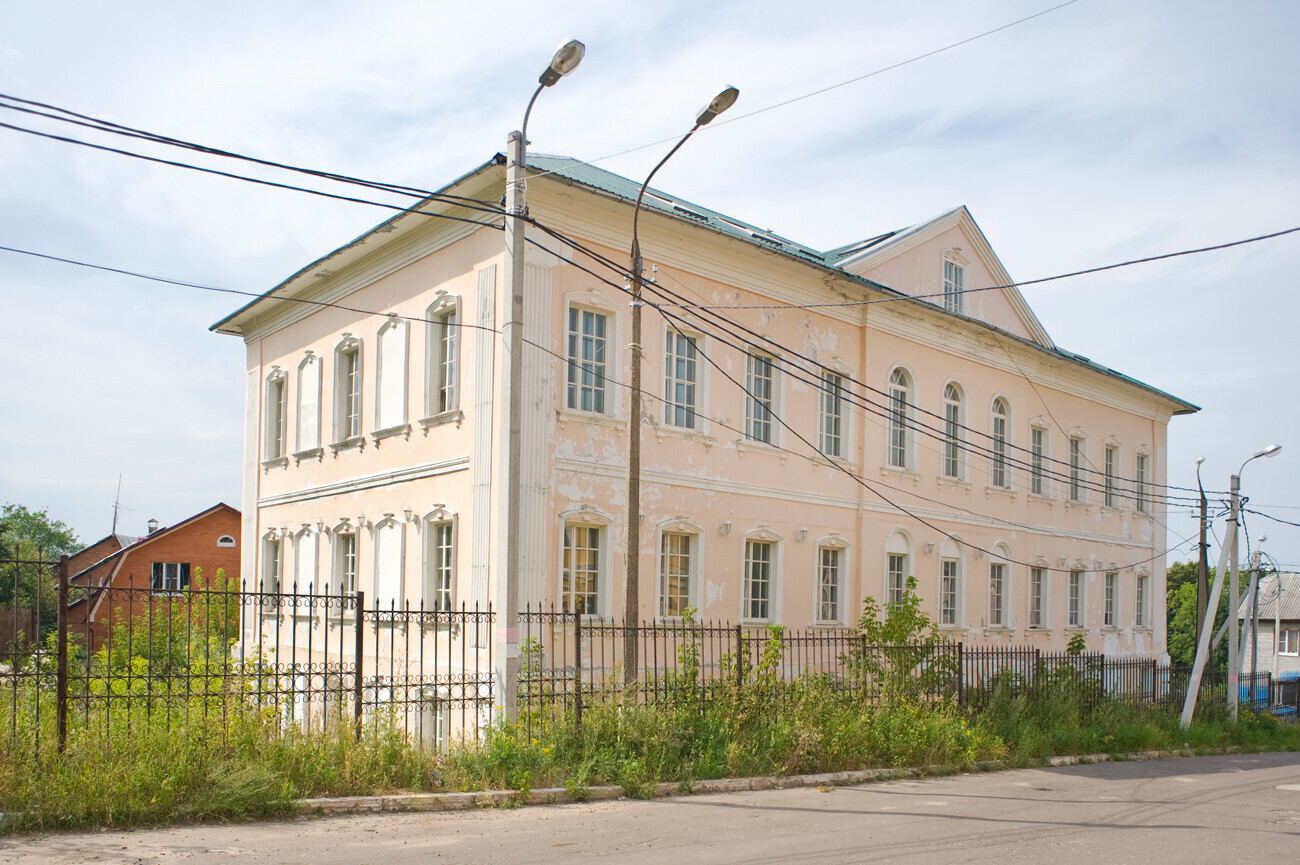 Administration régionale située au 5 de la place Volodarski. Bâtiment construit au début du XIXe siècle. Photographie prise le 4 août 2012.