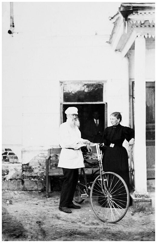 Tolstói posando com sua bicicleta.
