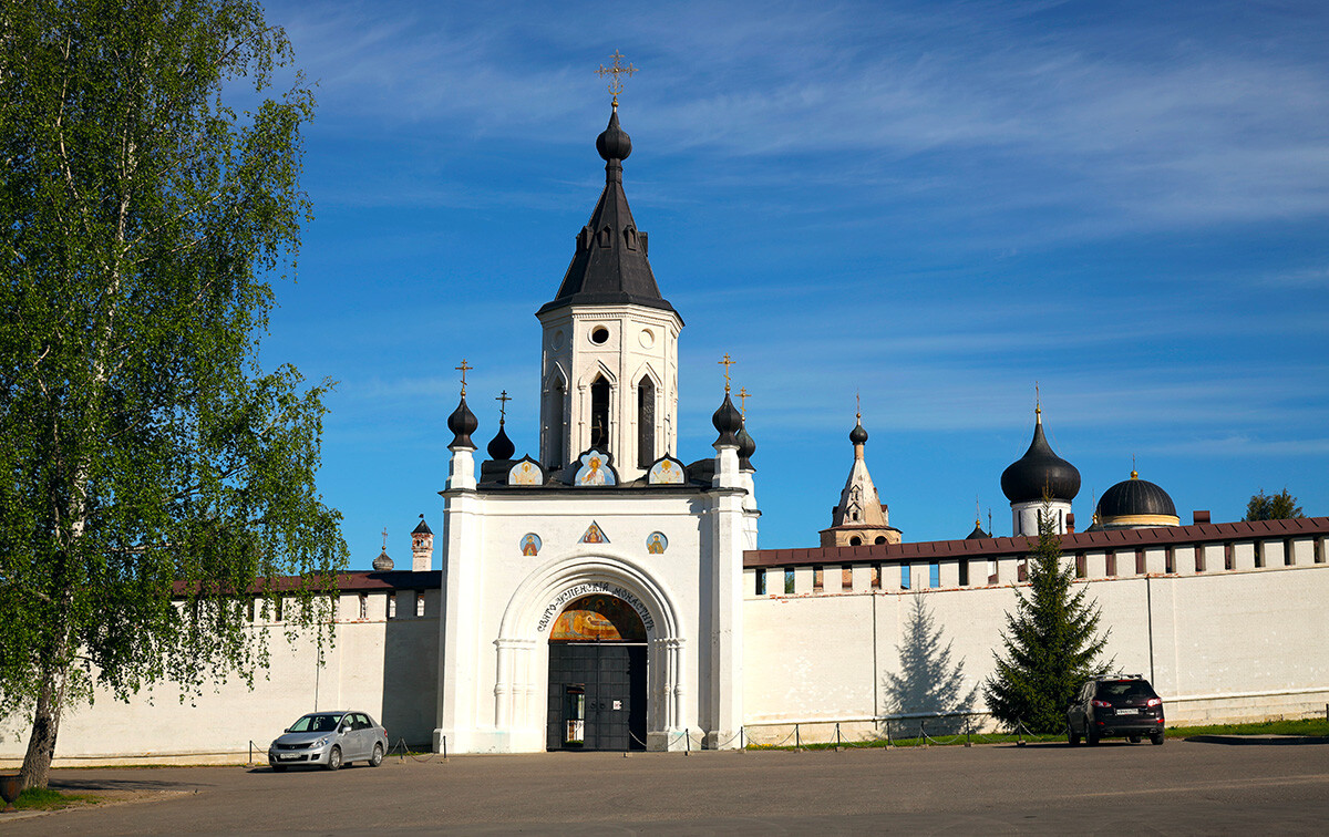 The wall of the Staritsa Dormition monastery was made entirely anew