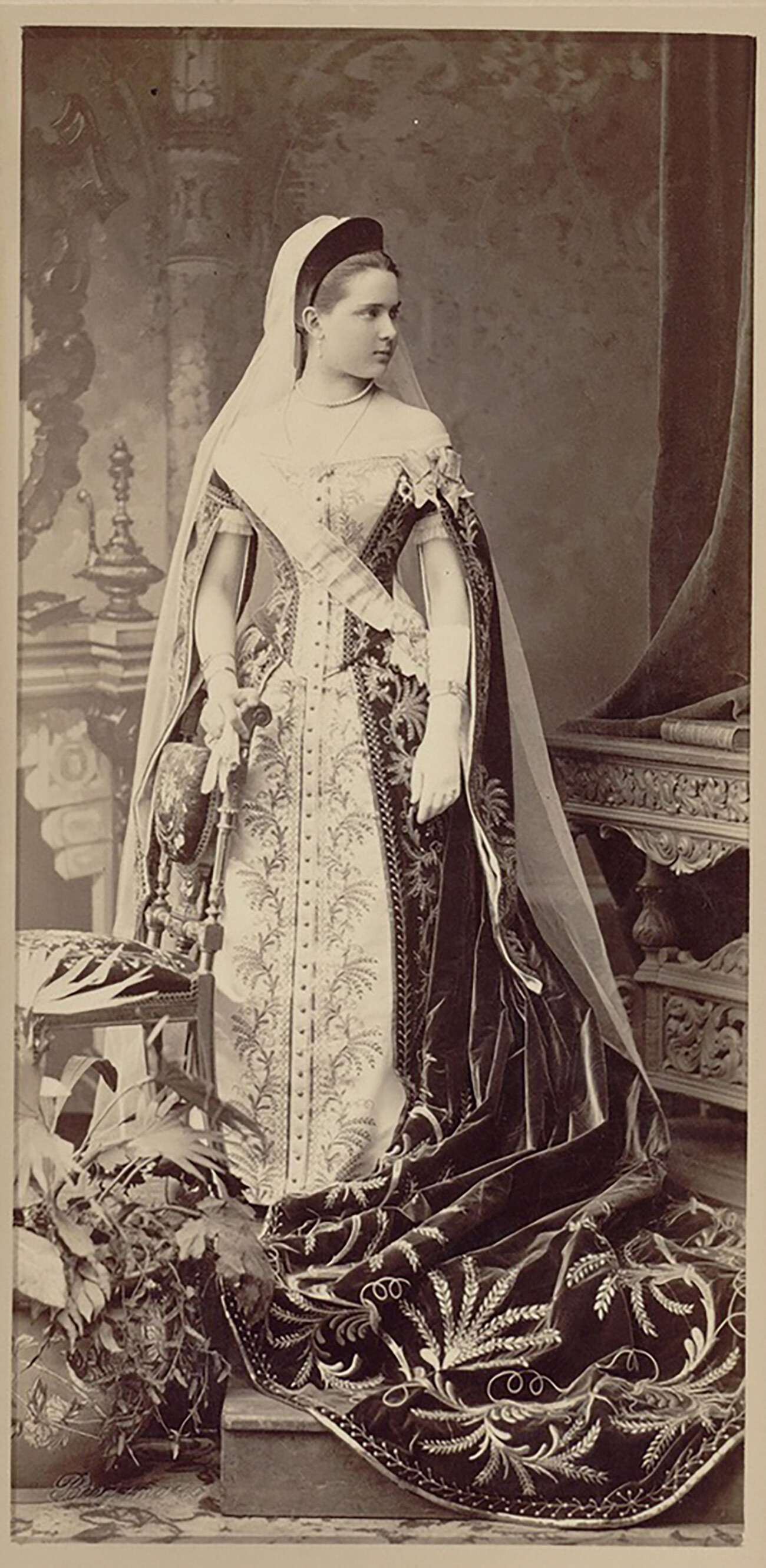 La princesse Zinaïda Ioussoupova dans sa robe de dame de compagnie de l’impératrice Maria Alexandrovna, 1880