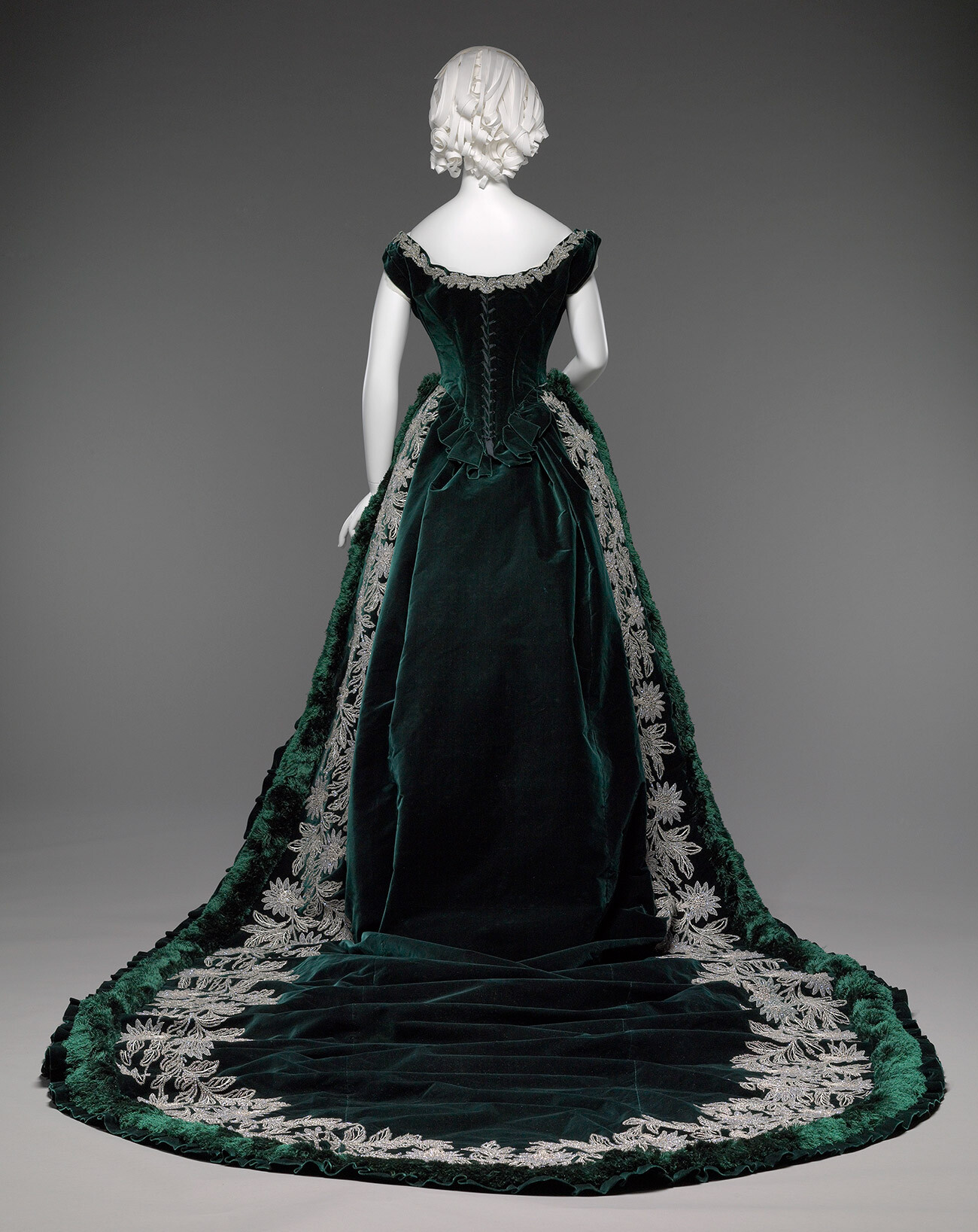 Robe de cour confectionnée par le couturier français Charles Frederick Worth, vers 1888