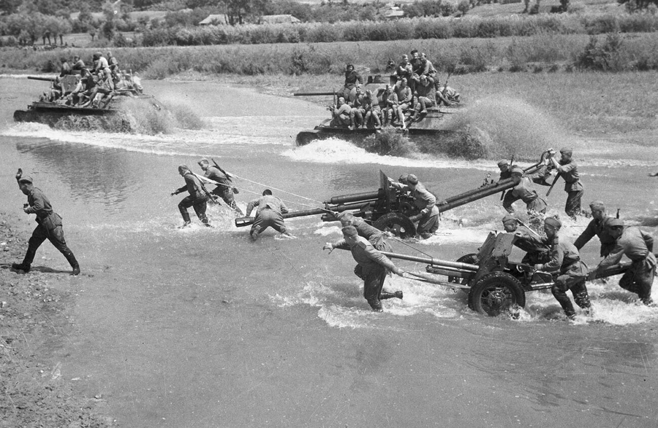 Des troupes soviétiques traversent une rivière.