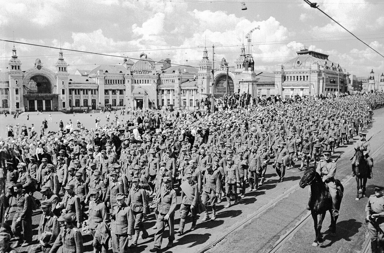 Des prisonniers de guerre allemands défilent à Moscou.