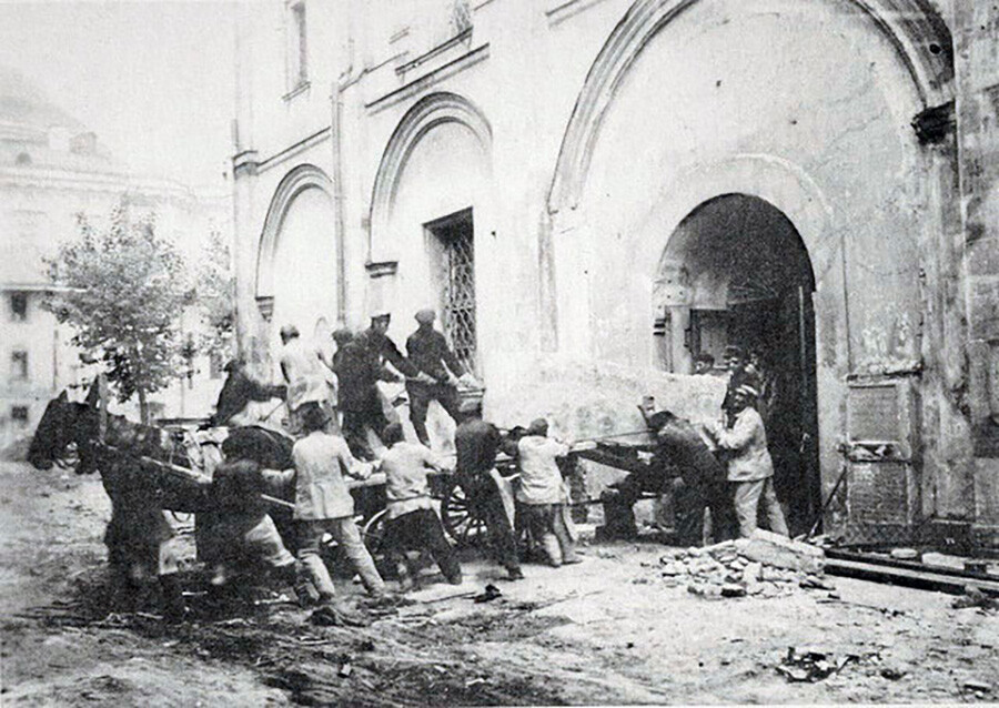 Transportation des restes de grandes-princesses et de tsarines avant la démolition du monastère de l’Ascension, 1929