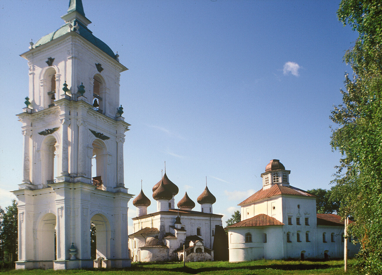 Kárgopol. Plaza de la Catedral, vista noreste. Desde la izquierda: Campanario, Catedral de la Natividad de Cristo, Iglesia de la Presentación. 28 de julio de 1998