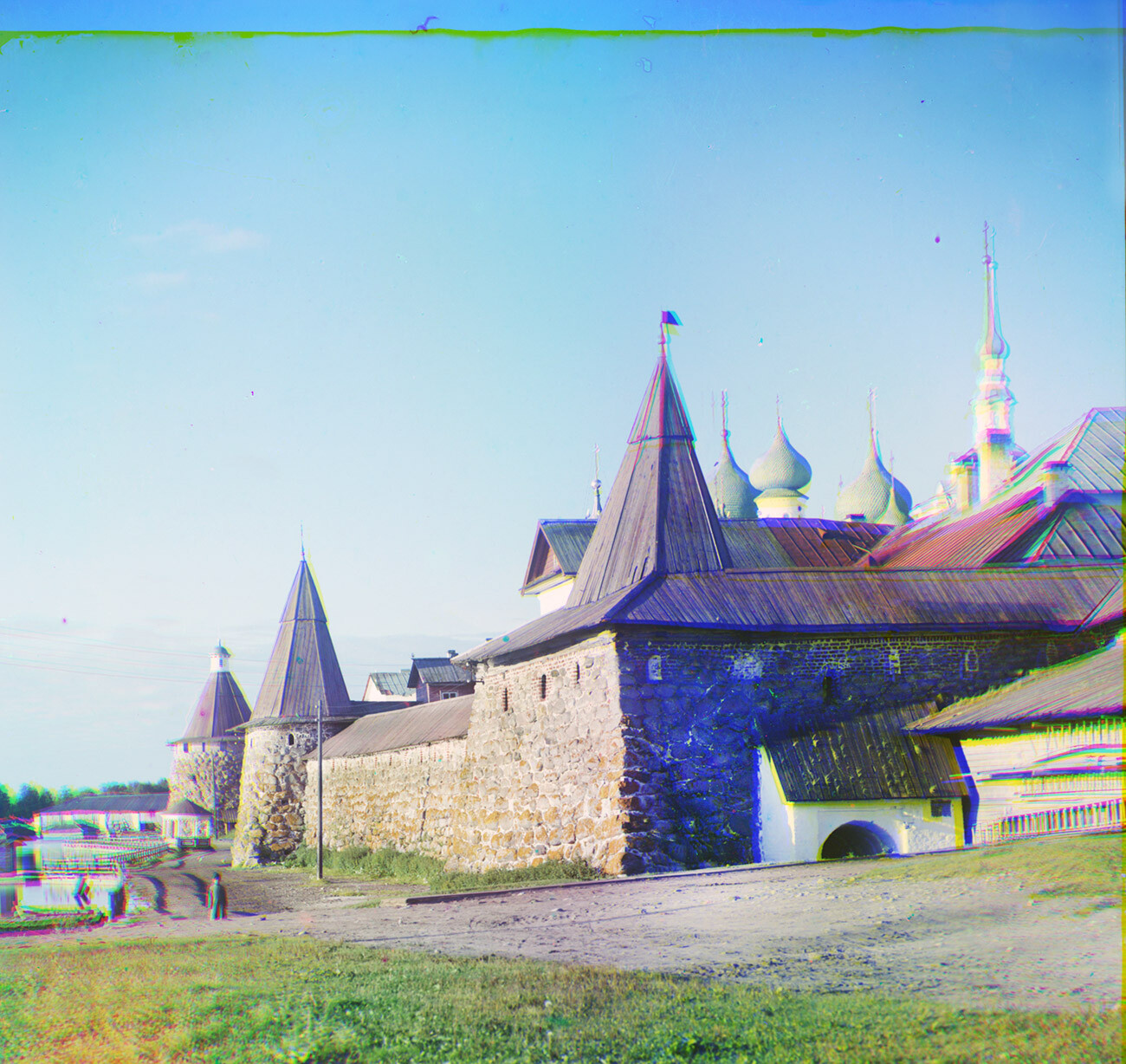 Monasterio de la Transfiguración de Solovetski. Muro este con la Torre del Arcángel, la Torre de los Cocineros y la Torre de la Cervecería Kvas (derecha). Verano de 1916