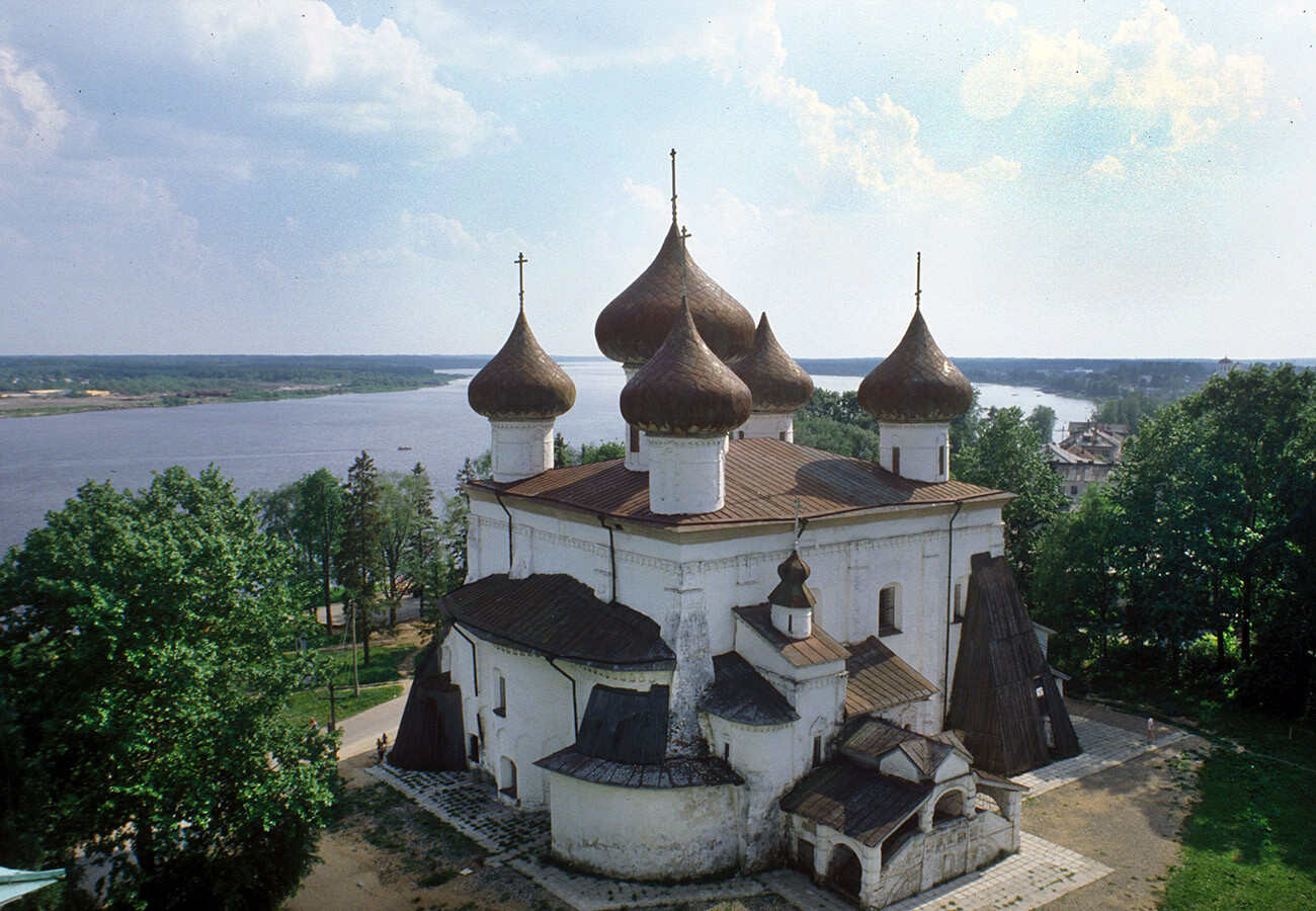 Kárgopol. Catedral de la Natividad de Cristo, vista desde el campanario. Fondo: Lago Lacha y río Onega. 15 de junio de 1998