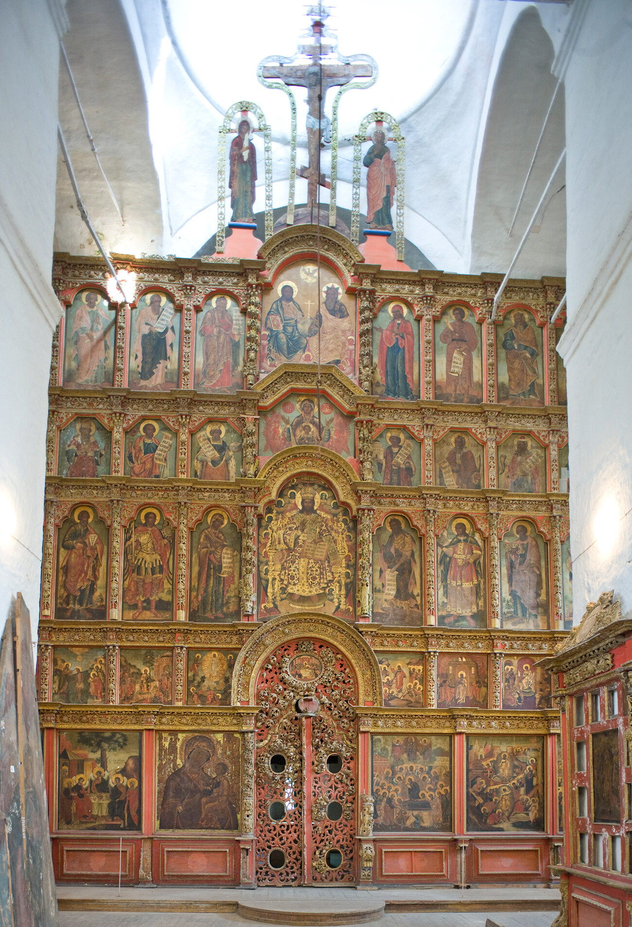 Catedral de la Natividad de Cristo. Interior, vista al este hacia la pantalla de iconos. 12 de agosto de 2014