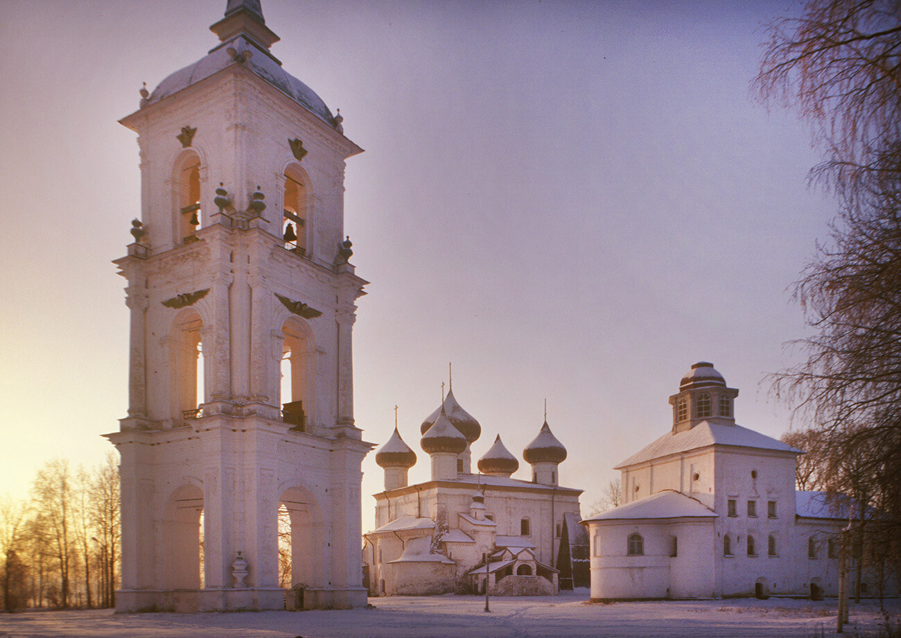 Plaza de la Catedral, vista noreste con puesta de sol congelada. Desde la izquierda: Campanario, Catedral de la Natividad de Cristo, Iglesia de la Presentación. 25 de noviembre de 1999