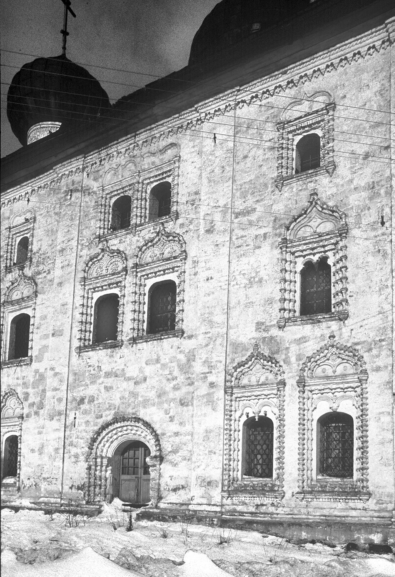 Iglesia de la Anunciación, fachada sur con talla decorativa en piedra caliza. 1 de marzo de 1998