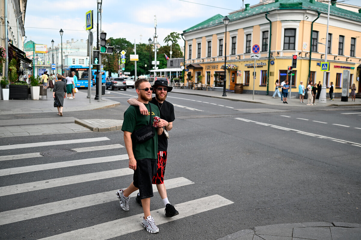 Прохожие на Покровке в Москве 