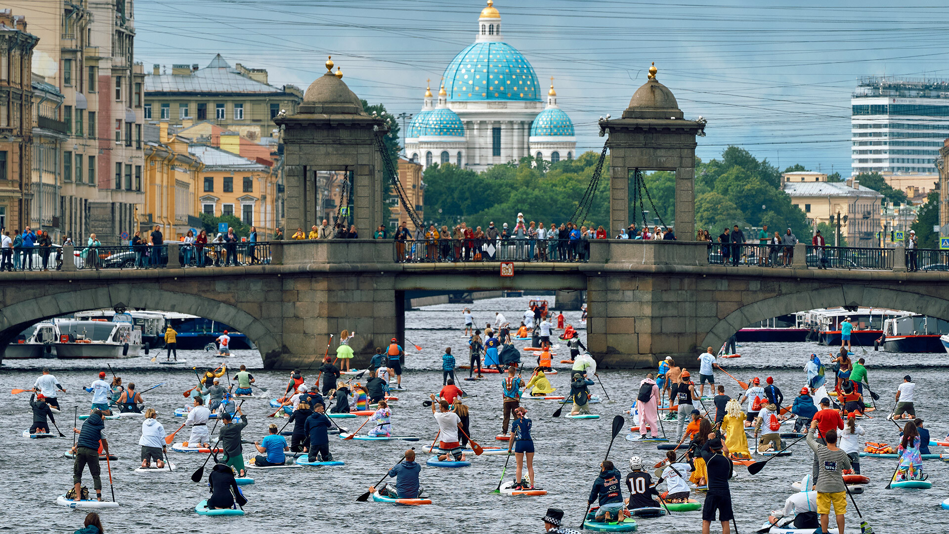 Participantes en el 6º festival internacional de padelsurf "Fontanka-SUP" en el canal Griboiédov de San Petersburgo.