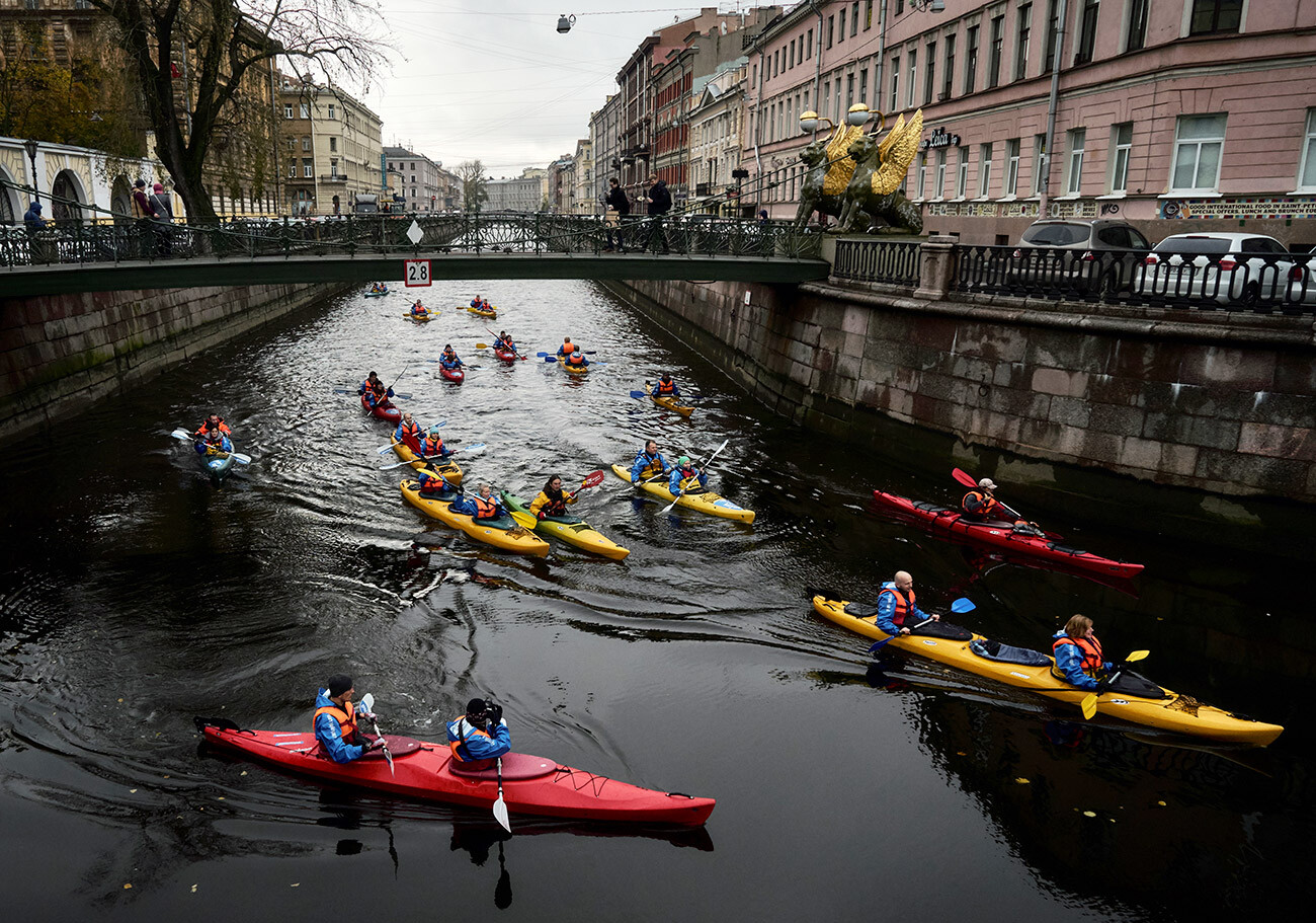 Kayakistas en el canal Griboiédov.