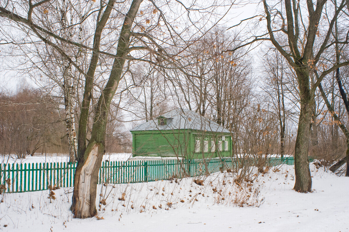 Darovoïé. Le Pavillon. En arrière-plan, le bosquet de tilleuls. Photographie prise par William Brumfield le 3 janvier 2015.