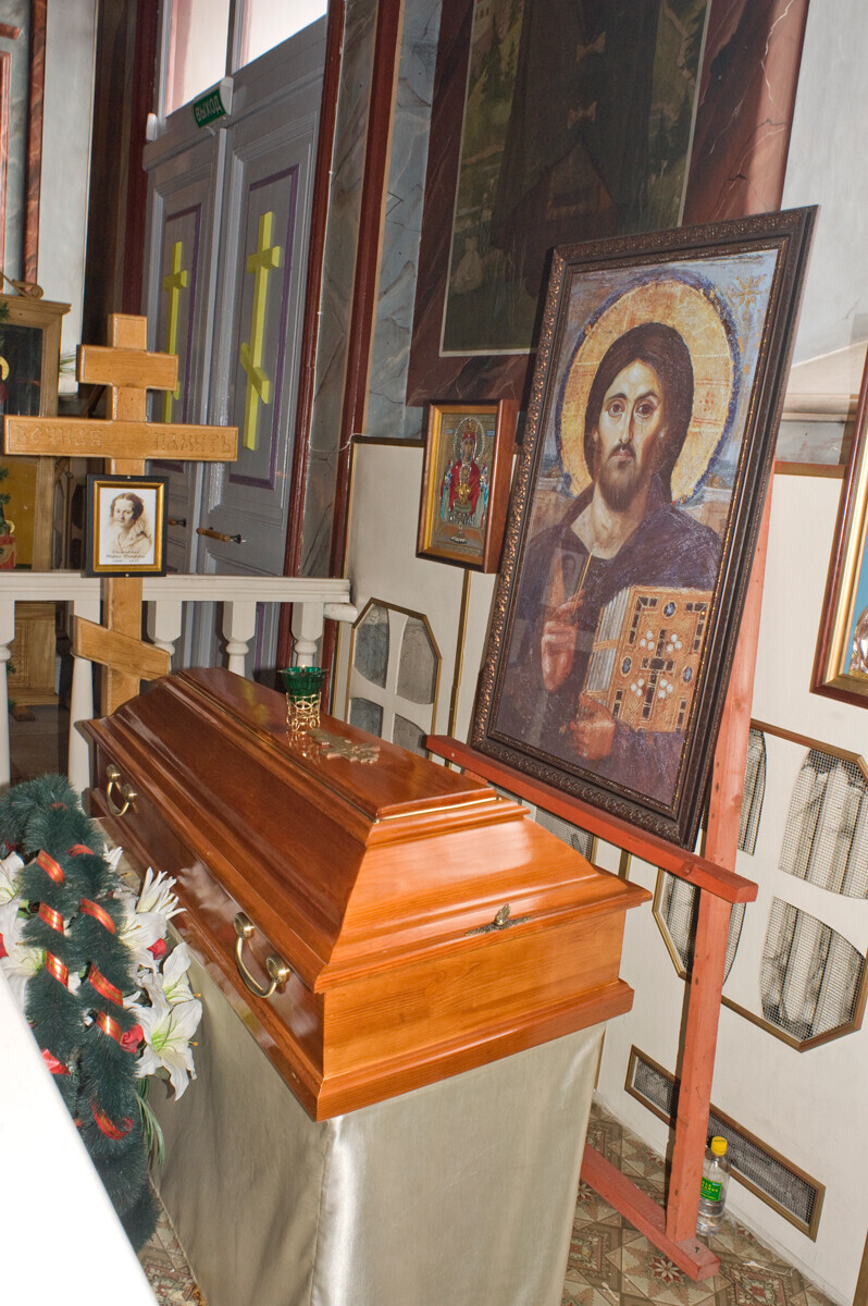 Nouveau cercueil de Maria Dostoïevski exposé dans l’aile sud de l’église de la Décollation-de-Saint-Jean-Baptiste. Photographie prise par William Brumfield le 3 janvier 2015.
